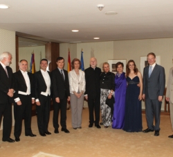 Doña Sofía junto al maestro Jesús López Cobos y su esposa, ademas de intérpretes de la Sinfonía nº 9 "Coral" de Beethoven, junto al director